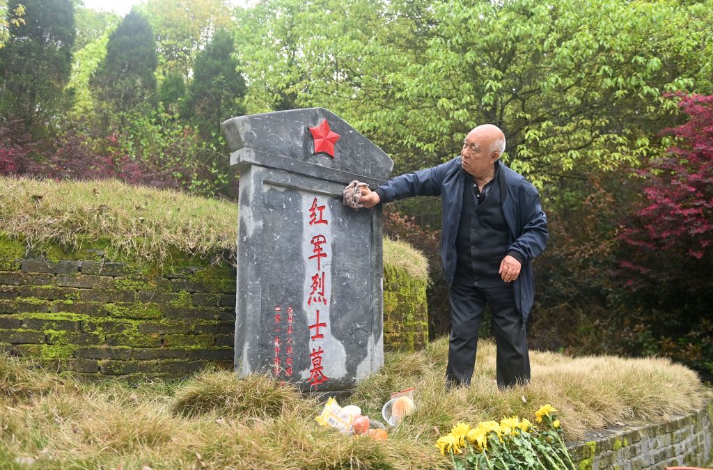 4月2日，在广西全州县米花山红军烈士墓，蒋石林老人在擦洗红军墓碑。新华社记者陆波岸 摄